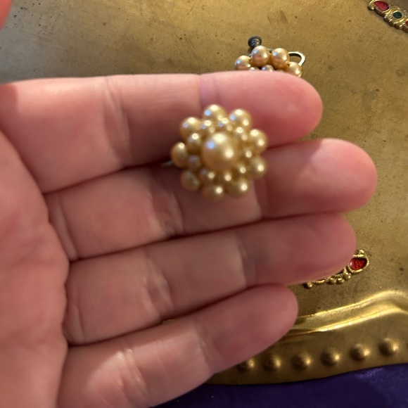 VTG Fake Pearl screw back earrings, very dainty!! - Picture 4 of 6